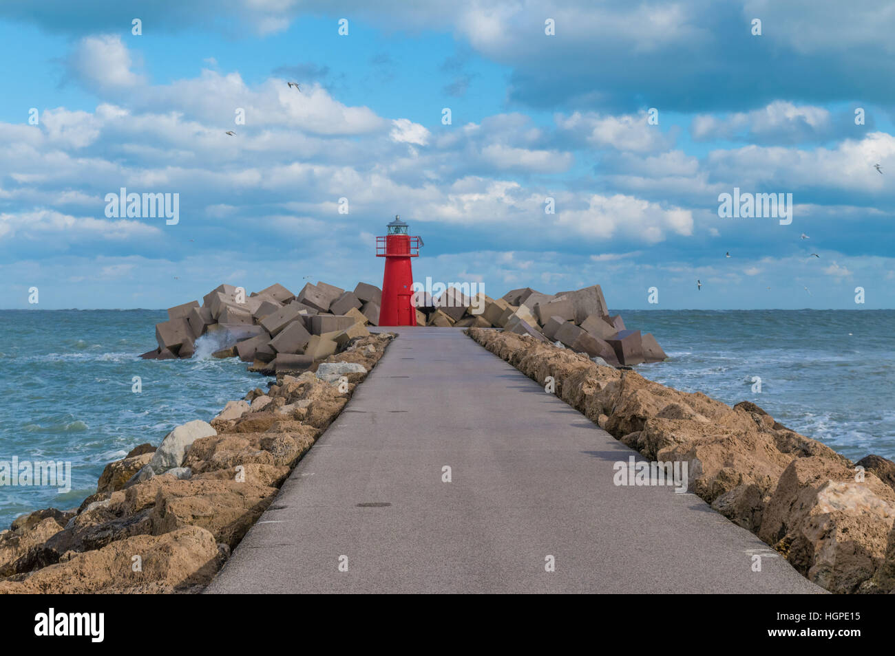 Ortona (Abruzzo, Italia) - La ciudad en el mar Adriático, con un gran puerto, su castillo medieval y su bonito centro histórico. Foto de stock