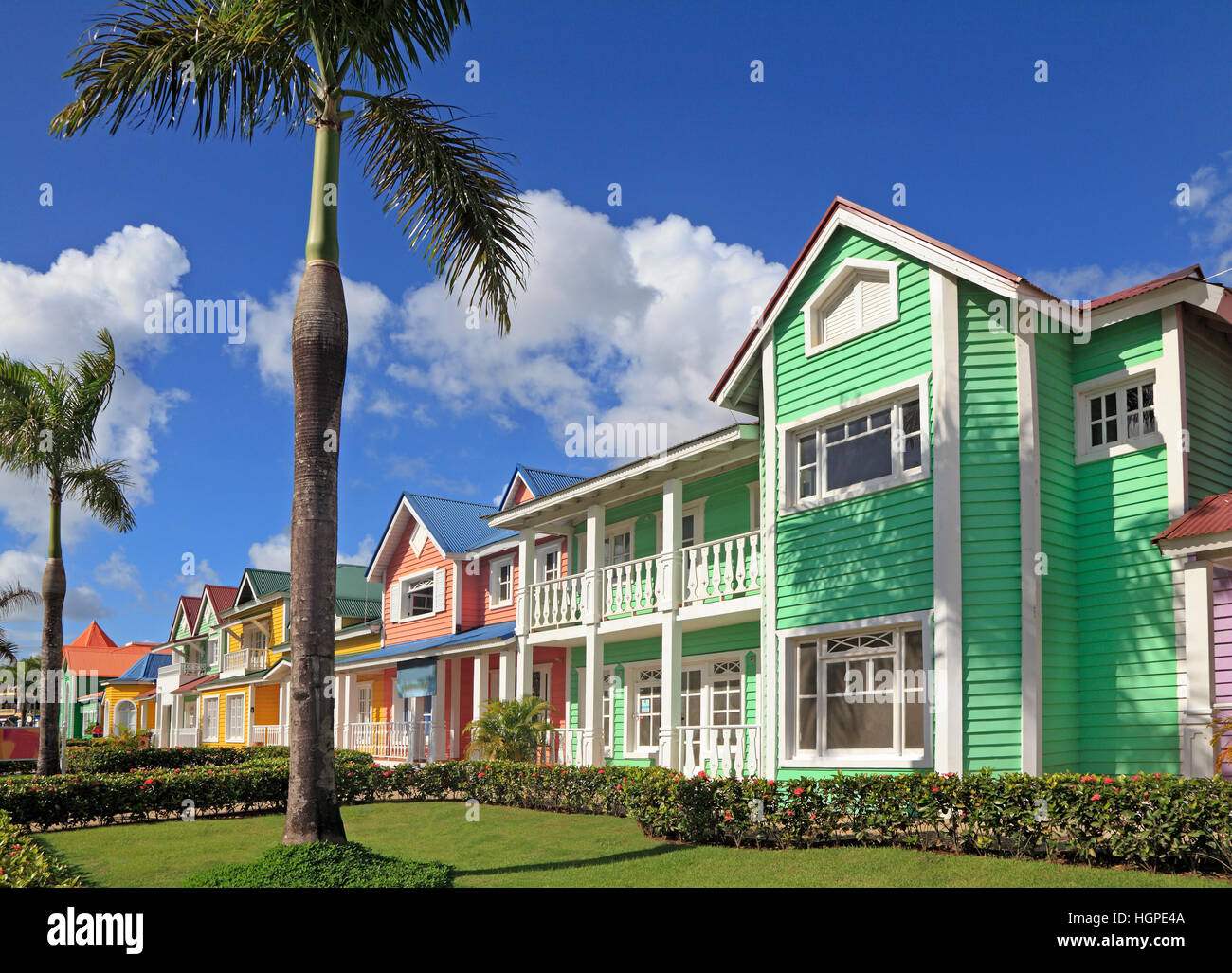 Las casas de madera pintadas en colores brillantes del Caribe en Samana,  República Dominicana Fotografía de stock - Alamy