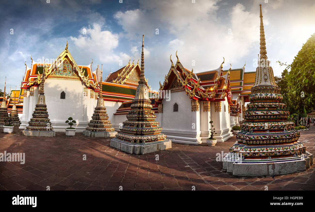 Panorama de las antiguas estupas y pagoda en el templo Wat Pho en Bangkok al atardecer Foto de stock