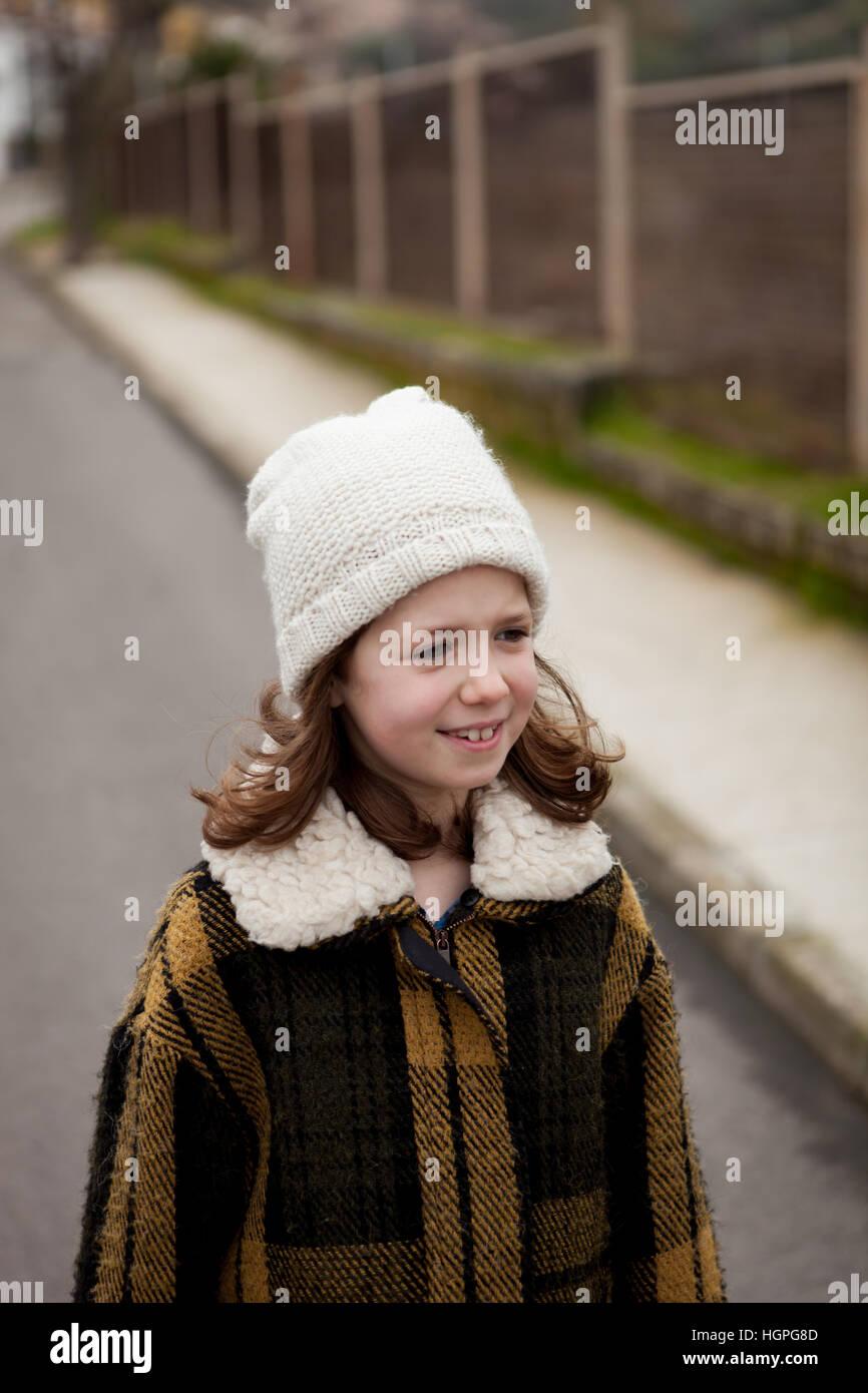 Hermosa chica con gorro de lana en invierno en la calle Fotografía de stock  - Alamy