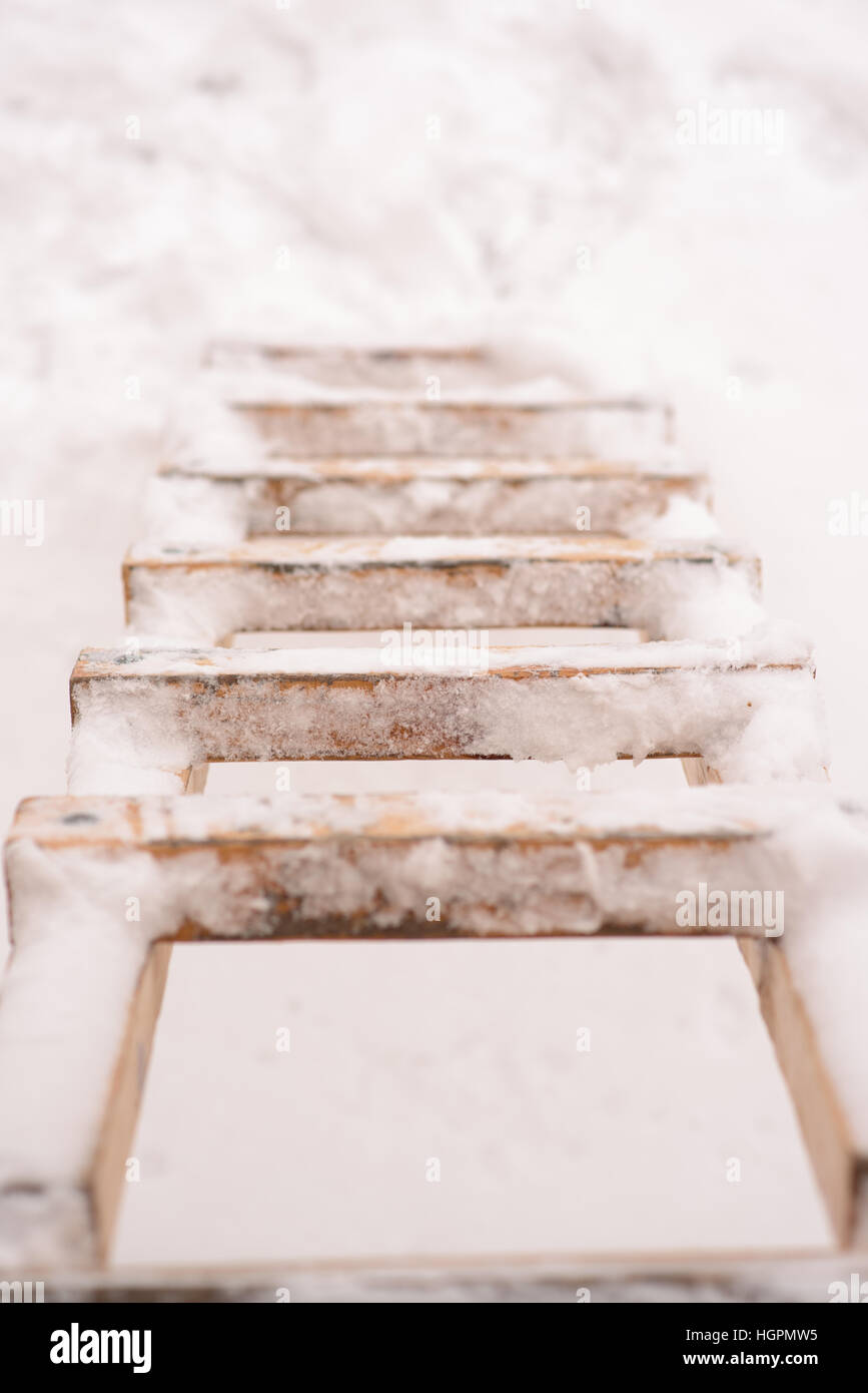 Escalera de madera está fuera durante el invierno Foto de stock