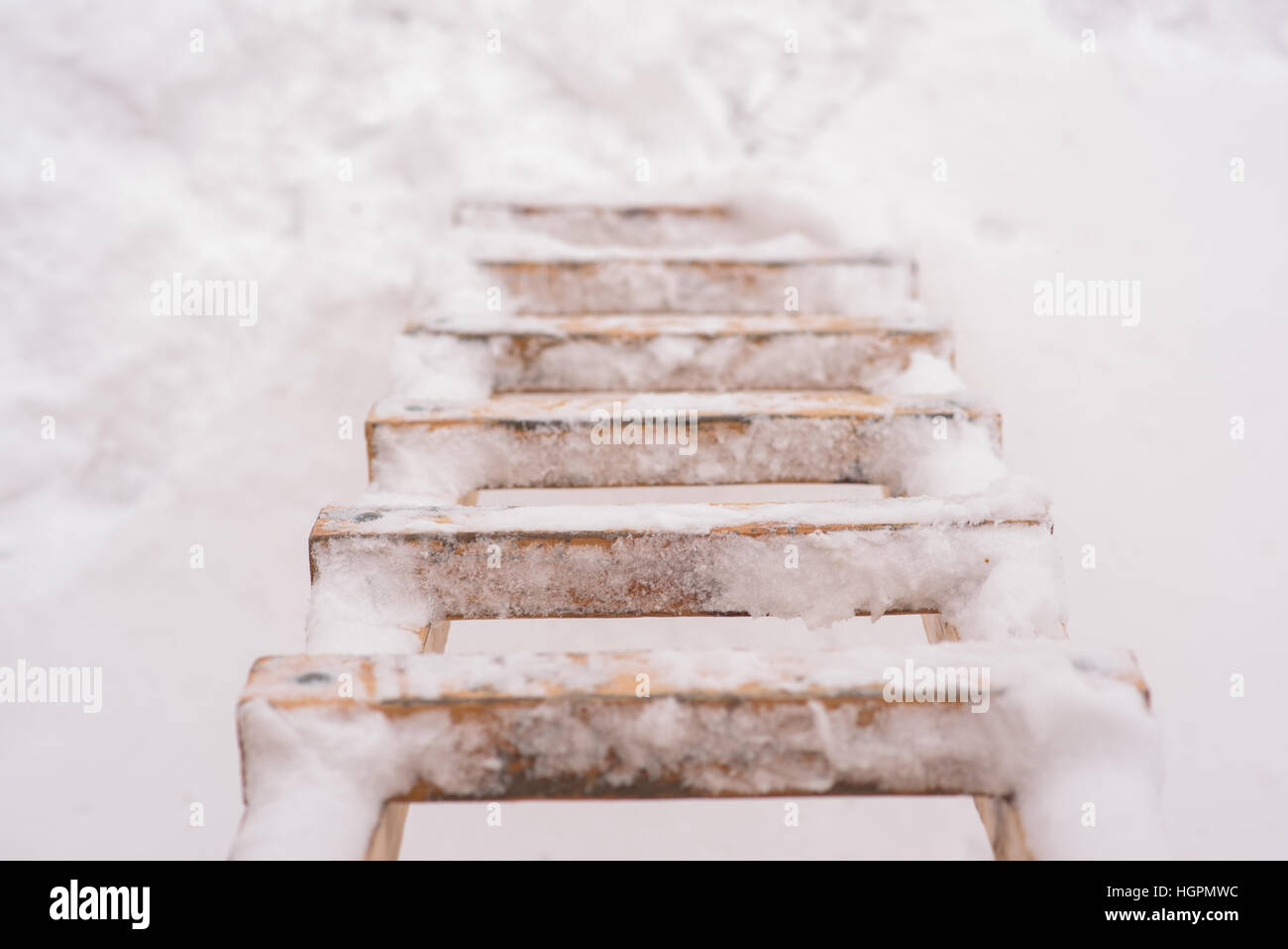 Escalera de madera con mucha nieve Foto de stock
