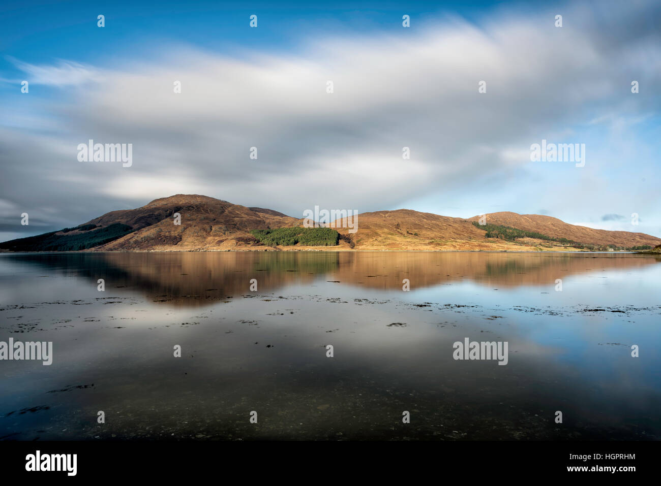 Panorama de la isla Scalpay en invierno desde la Isla de Skye, Escocia, Reino Unido Foto de stock