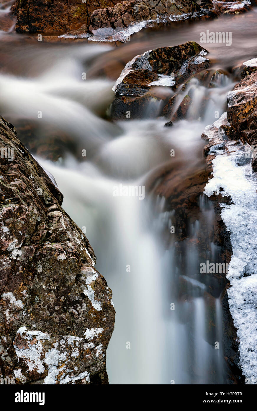 La larga exposición de invierno del Río Etive falls, Glencoe, Scotland, Reino Unido Foto de stock