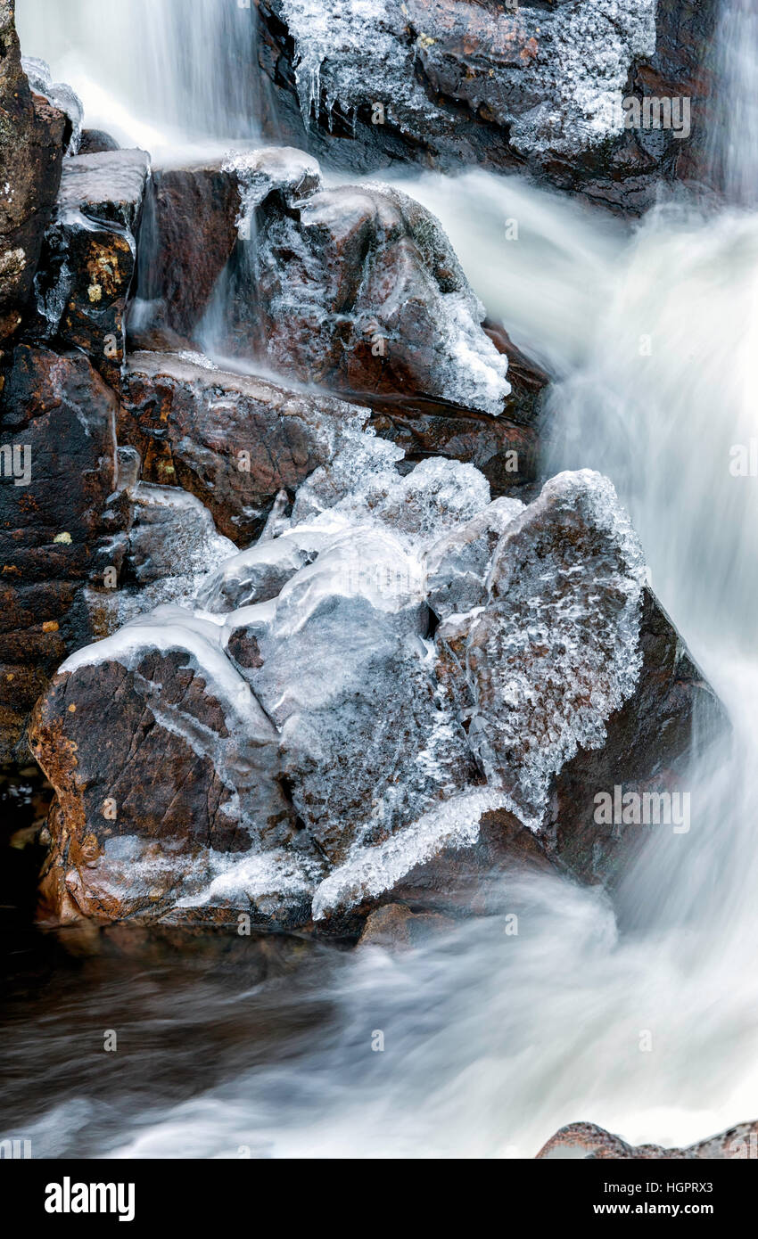 La larga exposición de invierno del Río Etive falls, Glencoe, Scotland, Reino Unido Foto de stock