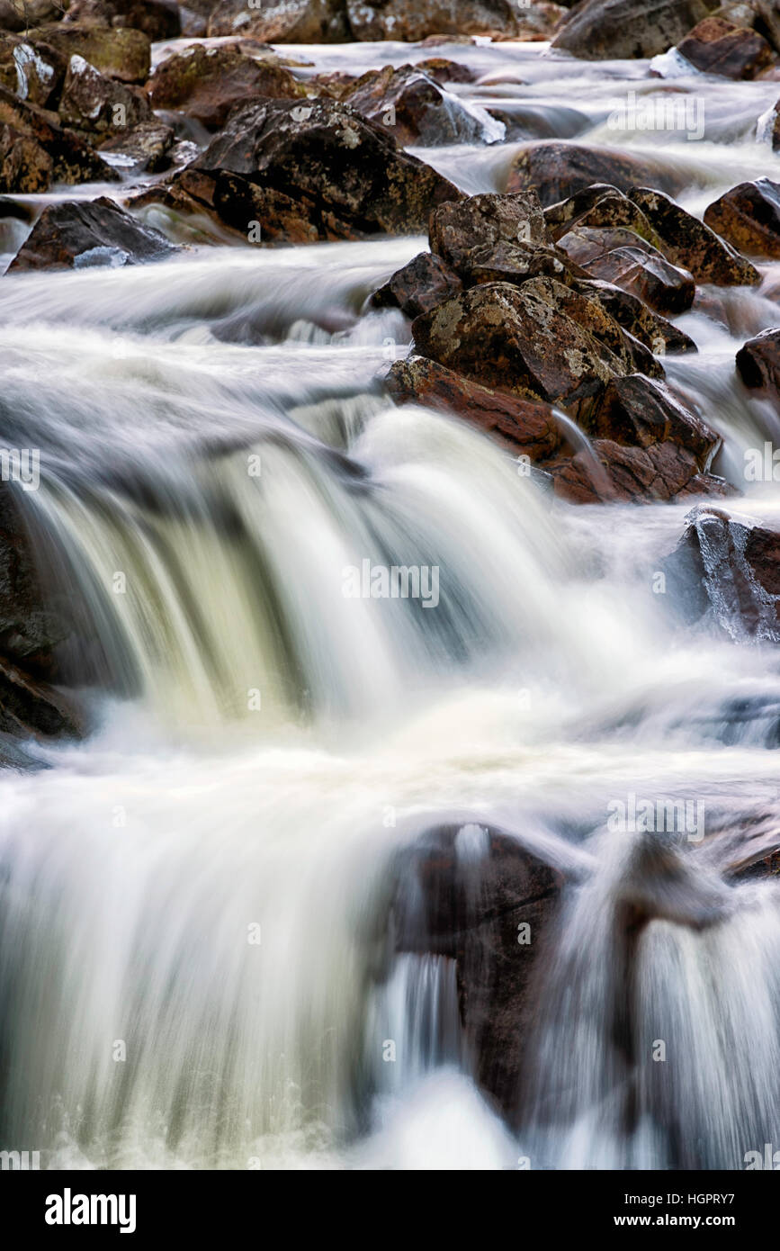 La larga exposición de invierno del Río Etive falls, Glencoe, Scotland, Reino Unido Foto de stock