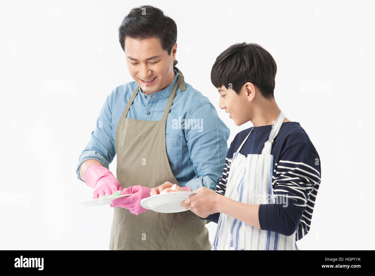 Padre e hijo armonioso lavar los platos Foto de stock