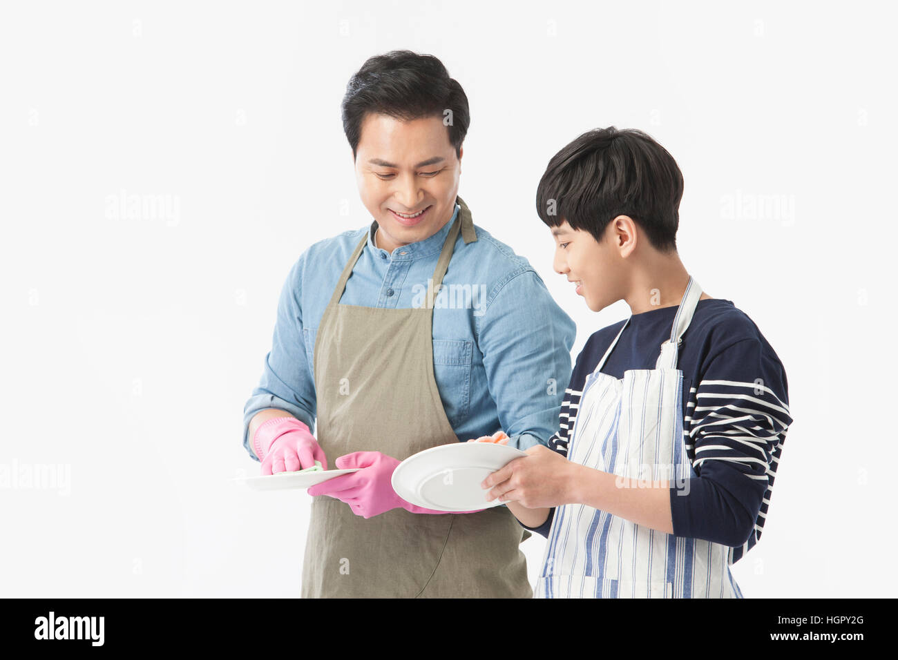 Sonriendo, padre e hijo, lavar los platos Foto de stock