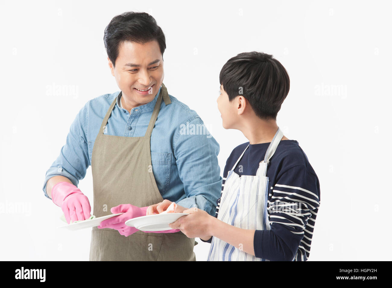 Sonriendo, padre e hijo, lavar los platos Foto de stock