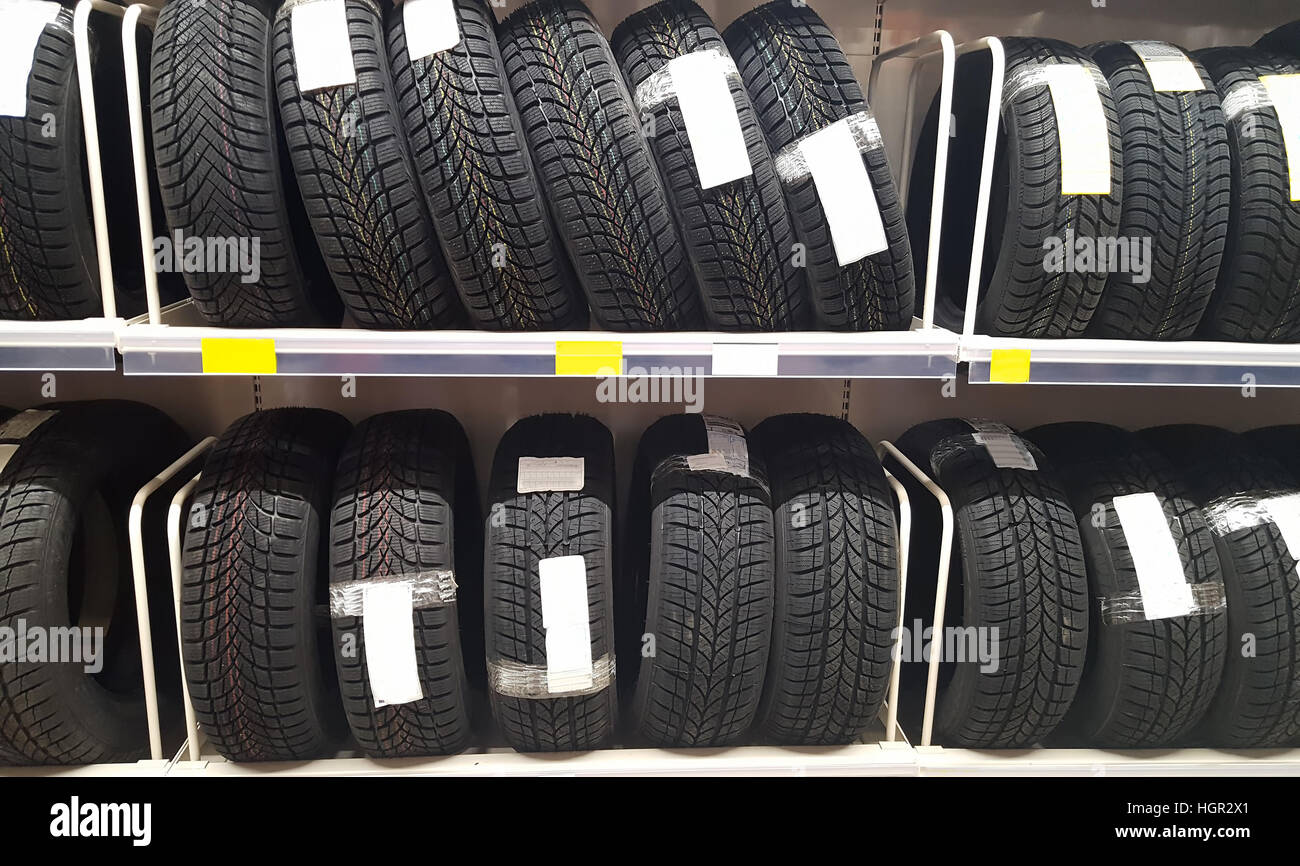Los neumáticos nuevos en la tienda para la venta en supermercados  Fotografía de stock - Alamy