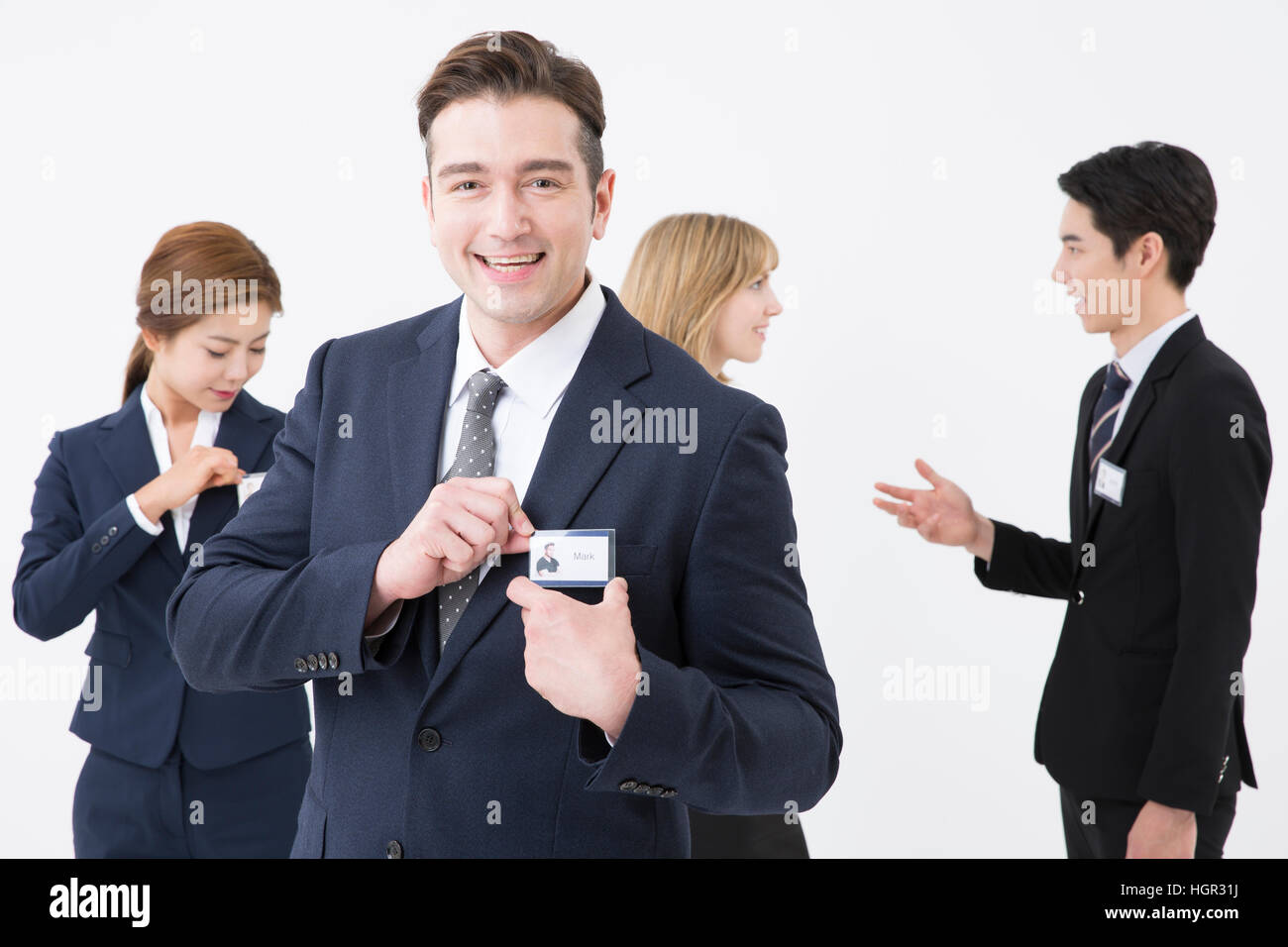 Hombre de negocios global sonriente con sus compañeros Foto de stock
