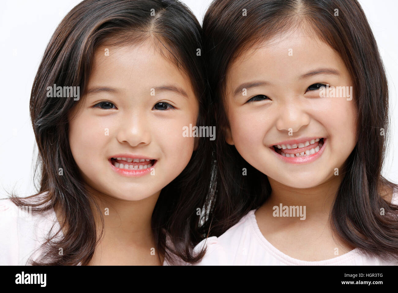 Retrato de dos niñas sonrientes Foto de stock