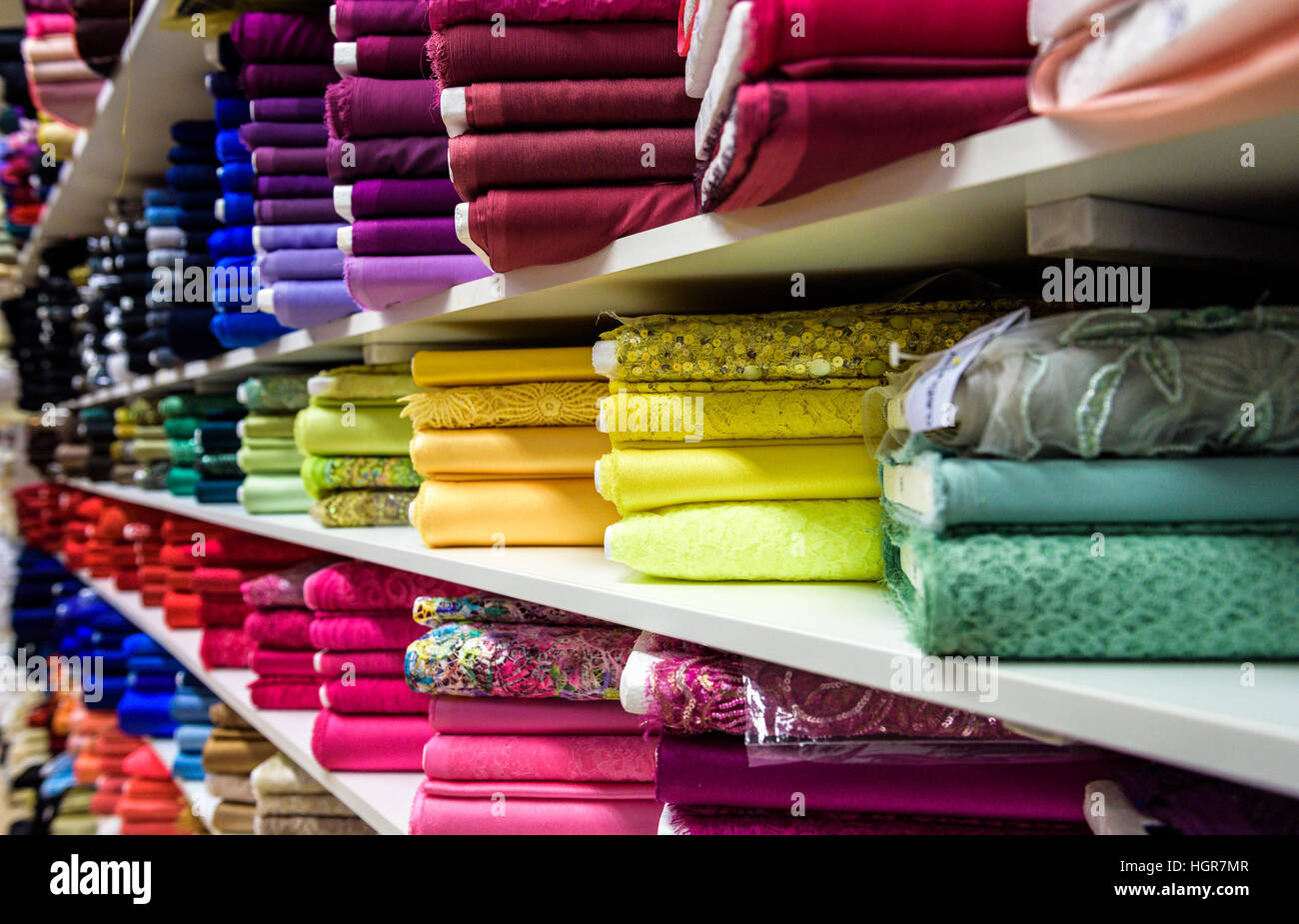 Rollos de tela y textiles en una tienda de la fábrica. Múltiples colores y  patrones diferentes en el mercado Fotografía de stock - Alamy