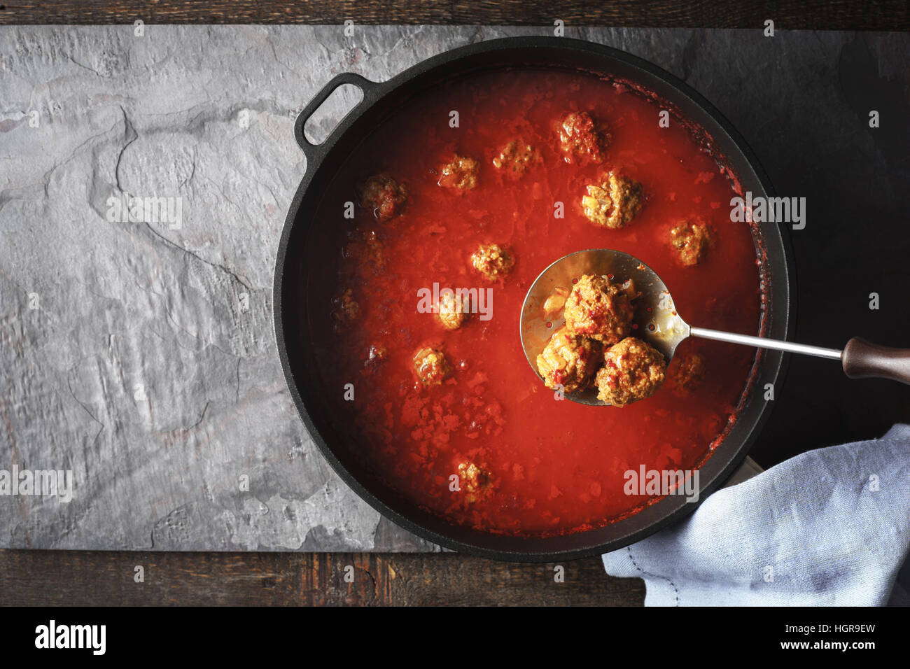 Albóndigas en salsa de tomate en el pan en el fondo de piedra Foto de stock