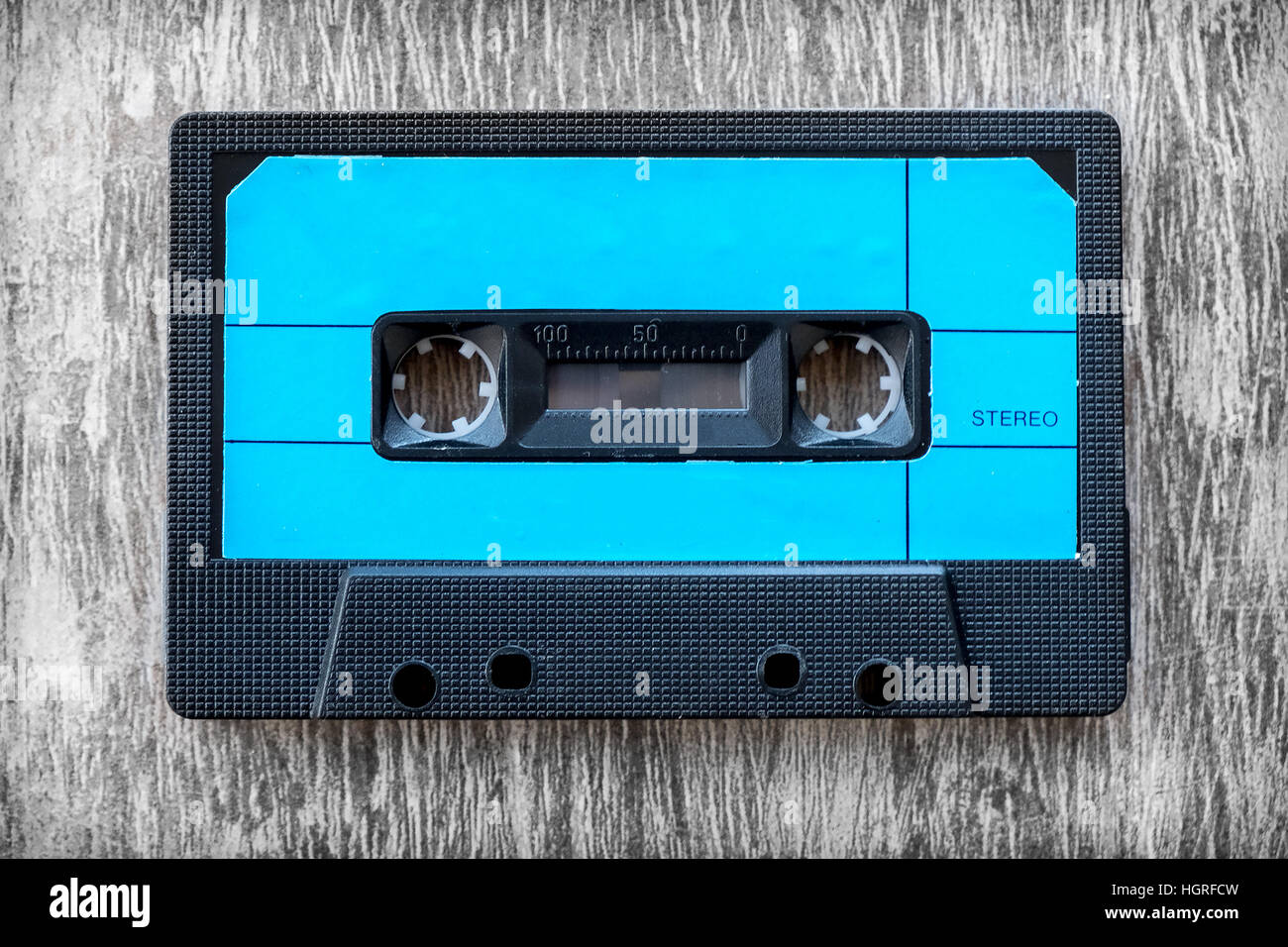 Cinta de audio de color azul de fondo de madera vintage Foto de stock