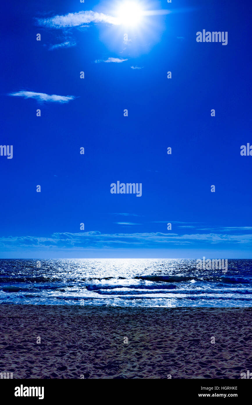 Playa, sol, arena, el mar, el cielo azul, el cielo claro, los destellos, reflejos, shimmer, olas, Foto de stock