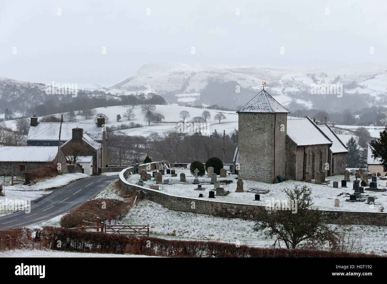 Llanddewi'r Cwm, Powys, Gales, Reino Unido. 13 Enero, 2017. La Iglesia de San David en la pequeña aldea de Llanddewi Galés'r Cwm, en Powys, Reino Unido. Está rodeado por un paisaje invernal © Graham M. Lorenzo/Alamy Live News. Foto de stock