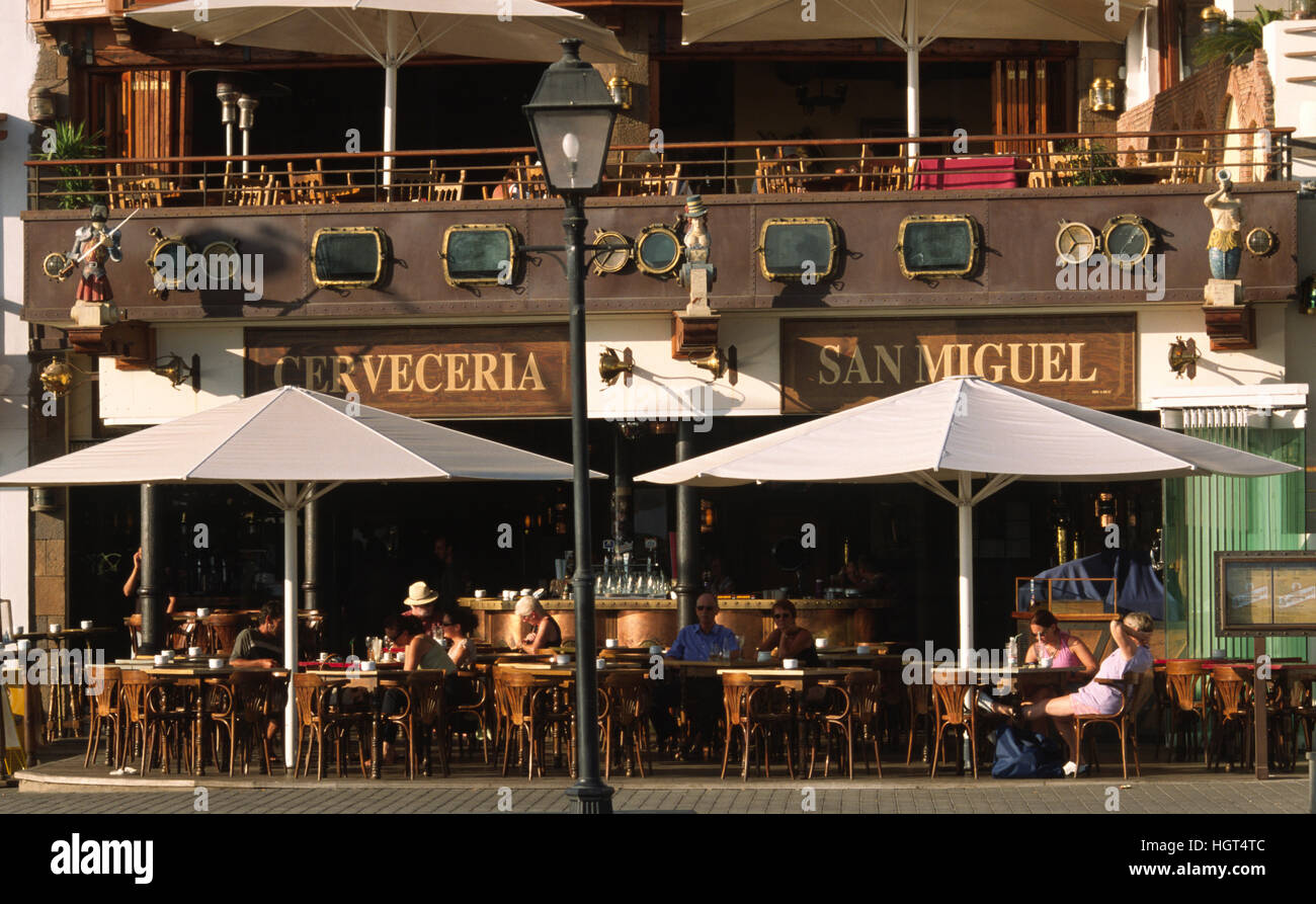 Restaurante en el puerto viejo de Puerto del Carmen, Lanzarote, Islas  Canarias, España Fotografía de stock - Alamy