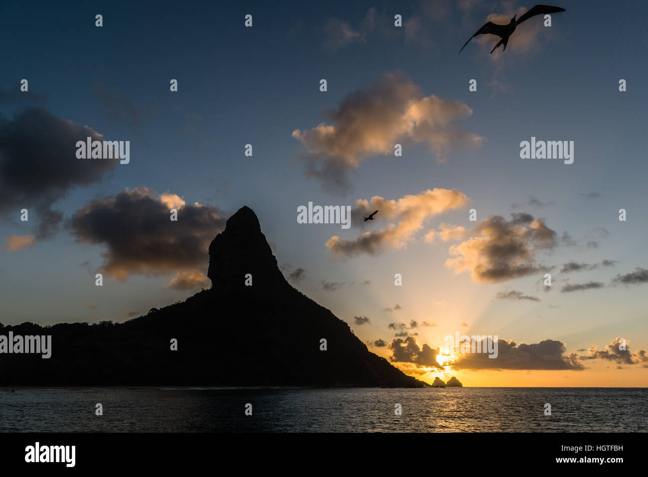 Brasil, el Océano Atlántico, Fernando de Noronha, el atardecer en el Morro Pico , por encima de las Ilhas Bois Irmaos, el hermano gemelo de Islas Foto de stock