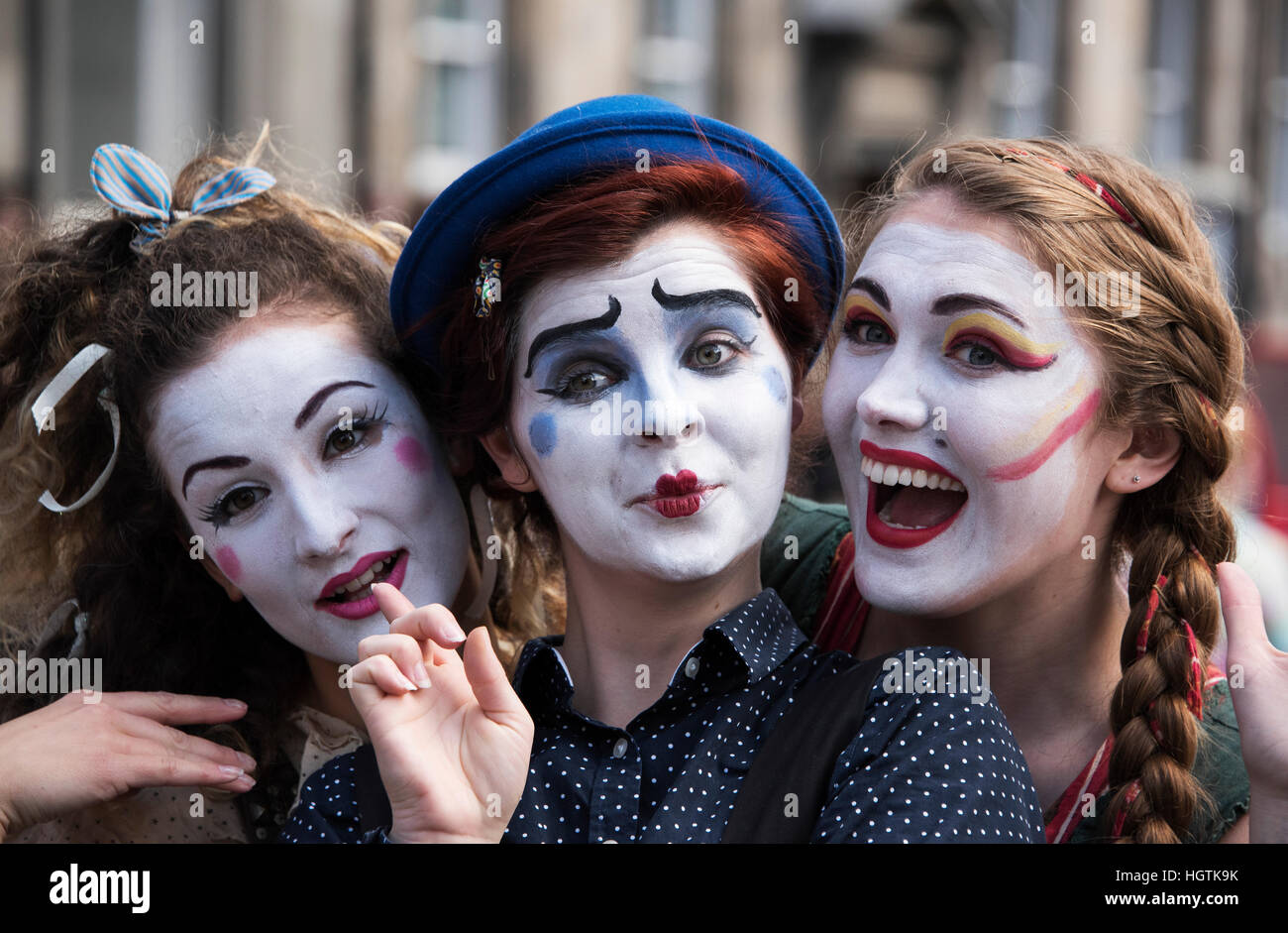 Artistas del Festival Fringe de Edimburgo sobre la Royal Mile promover su show. Foto de stock