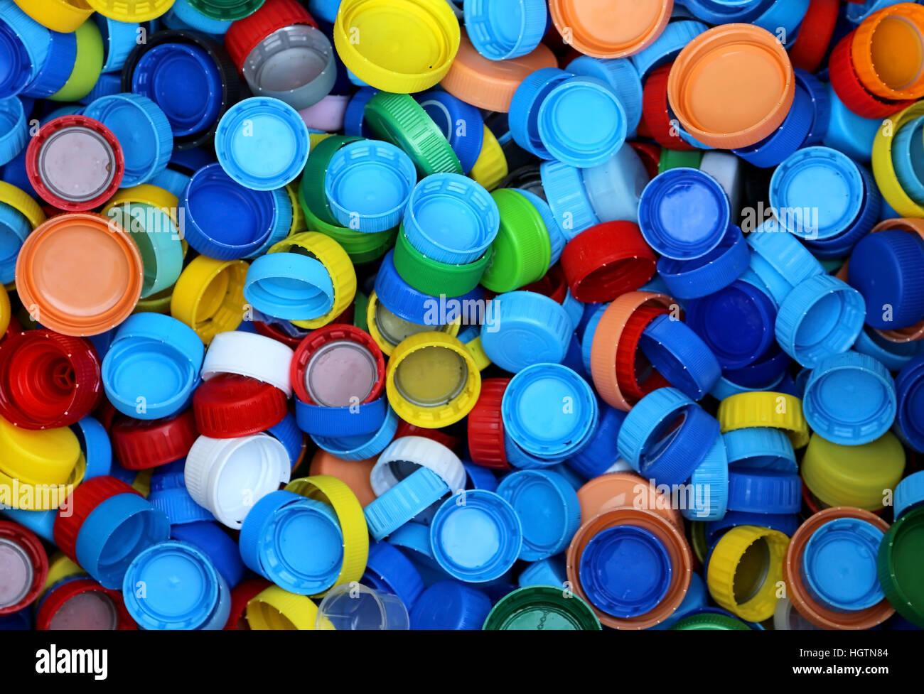 Colección de tapones de plástico para reciclar el material y no contamina  el medio ambiente Fotografía de stock - Alamy