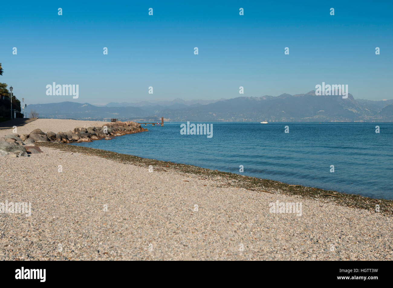 Playa de Lago de Garda Peschiera del Garda, en Verona, Italia. Tomada a primera hora de la mañana de enero 7, 2017 Foto de stock