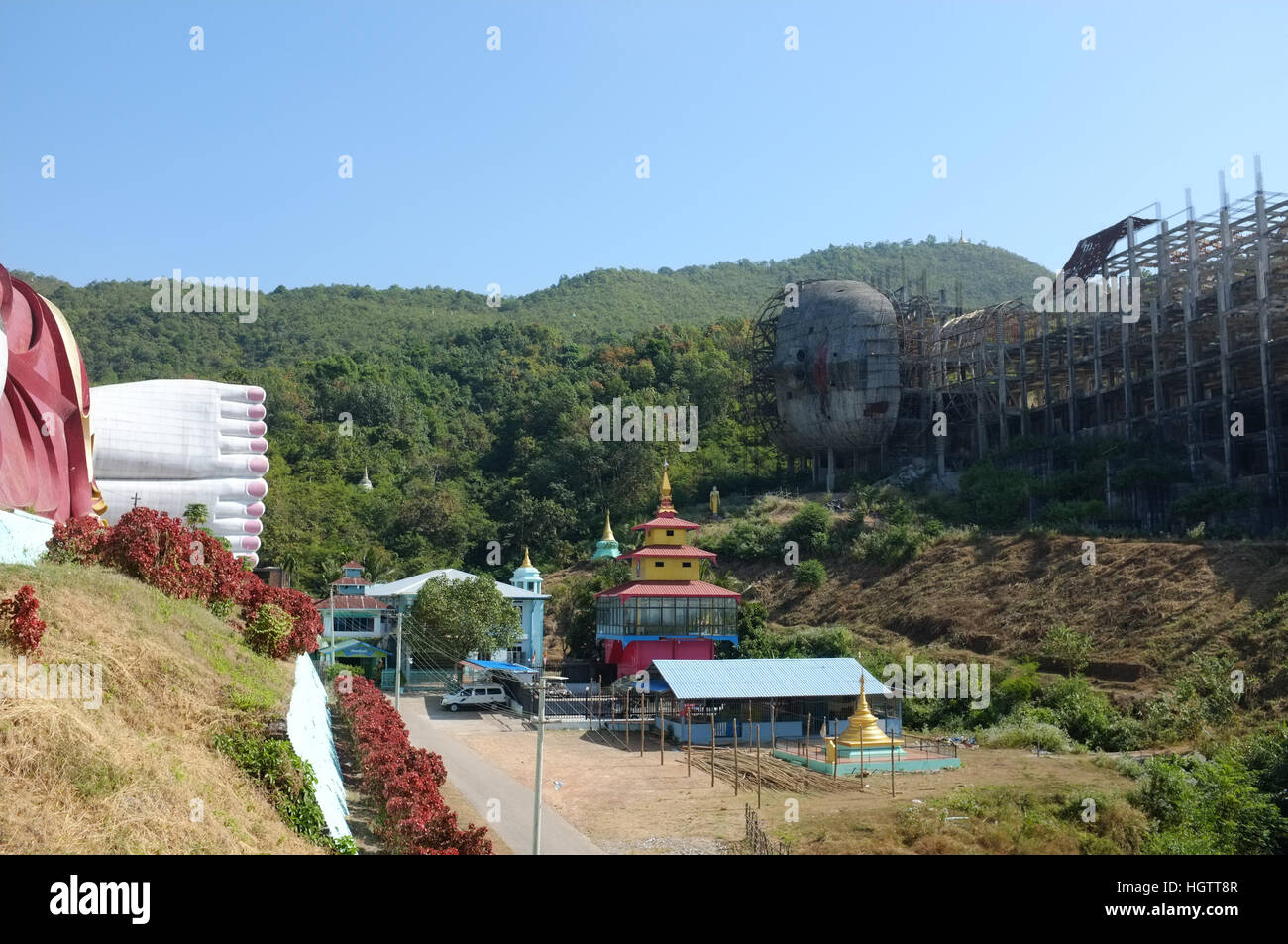 Win Sein Taw Ya - El Buda recostado más grande del mundo, el Buda Gigante de Mudon, Myanmar (Birmania) Foto de stock