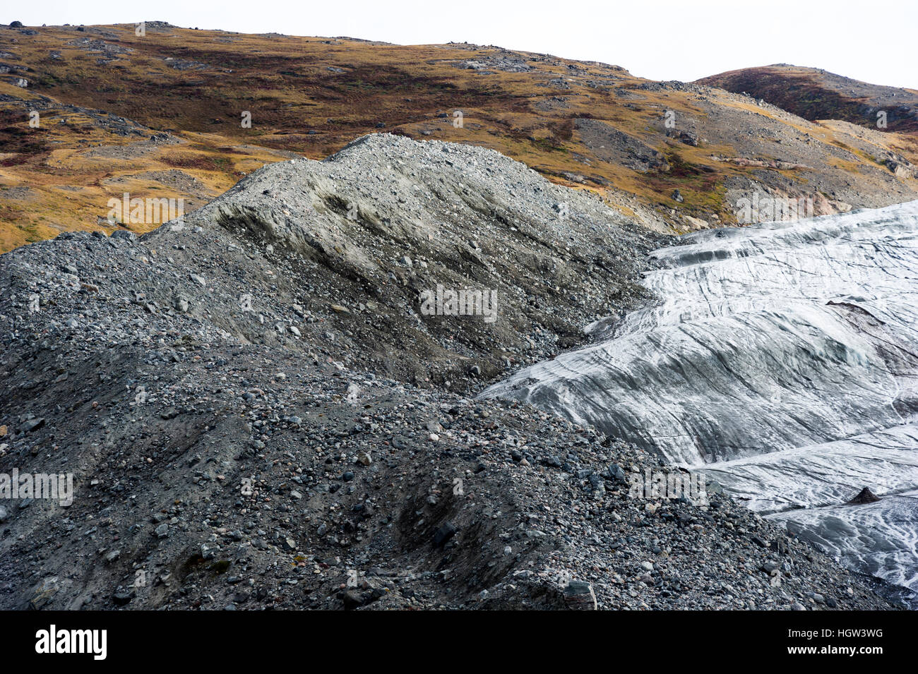 Un montón de rocas, sedimentos y limo residuo depositado por el borde de un glaciar. Foto de stock