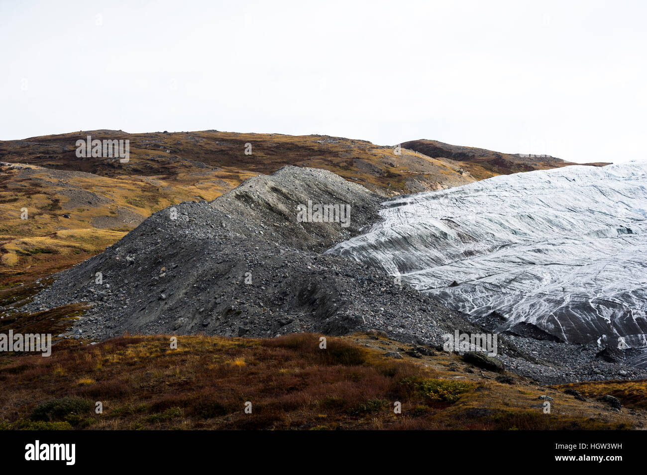 Un montón de rocas y restos de limo depositado por el borde de un glaciar. Foto de stock