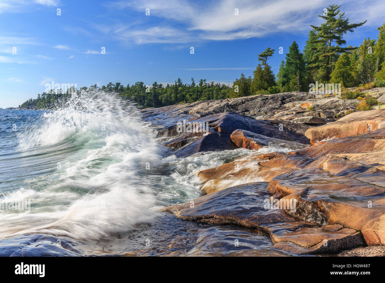 El romper de las olas en el Lago Superior, el Lago Superior Provincial Park, Ontario, Canadá. Foto de stock
