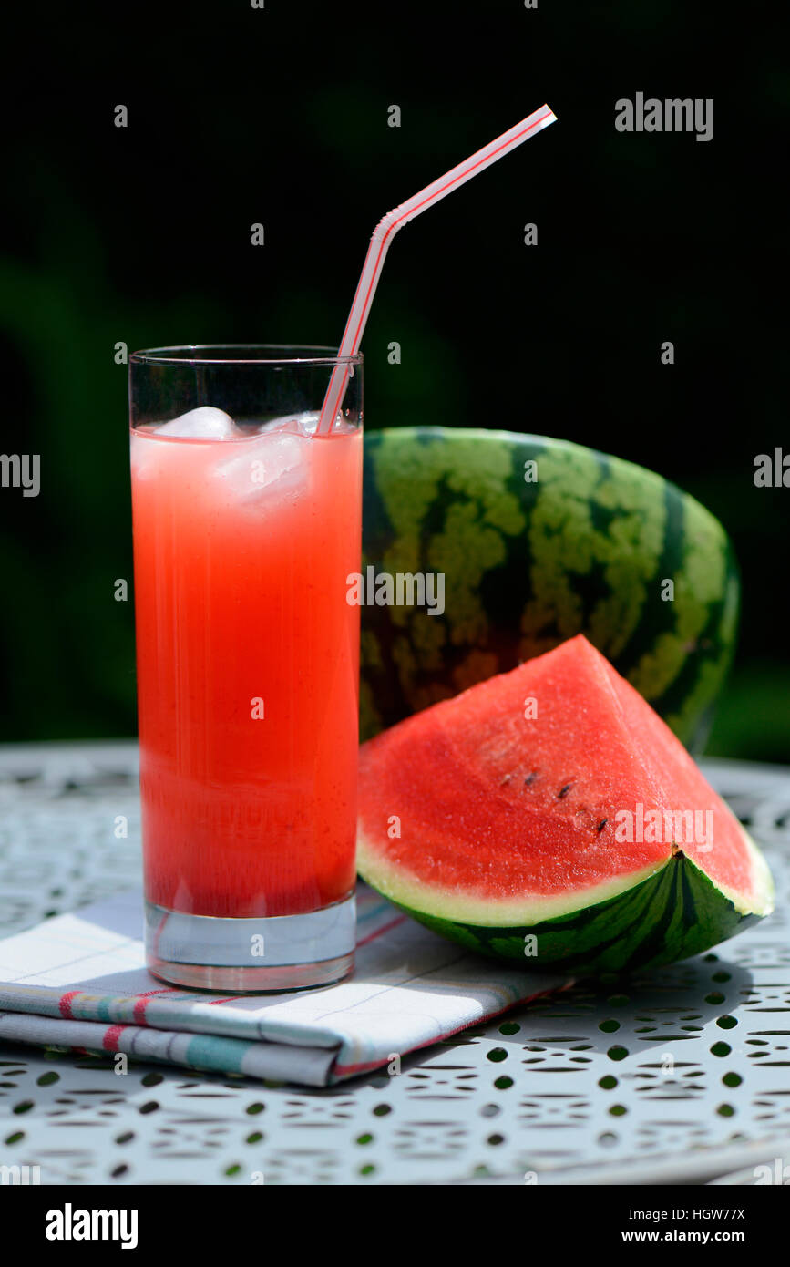 En Glas mit Trinkhalm Wassermelonensaft, Citrullua lanatus Foto de stock
