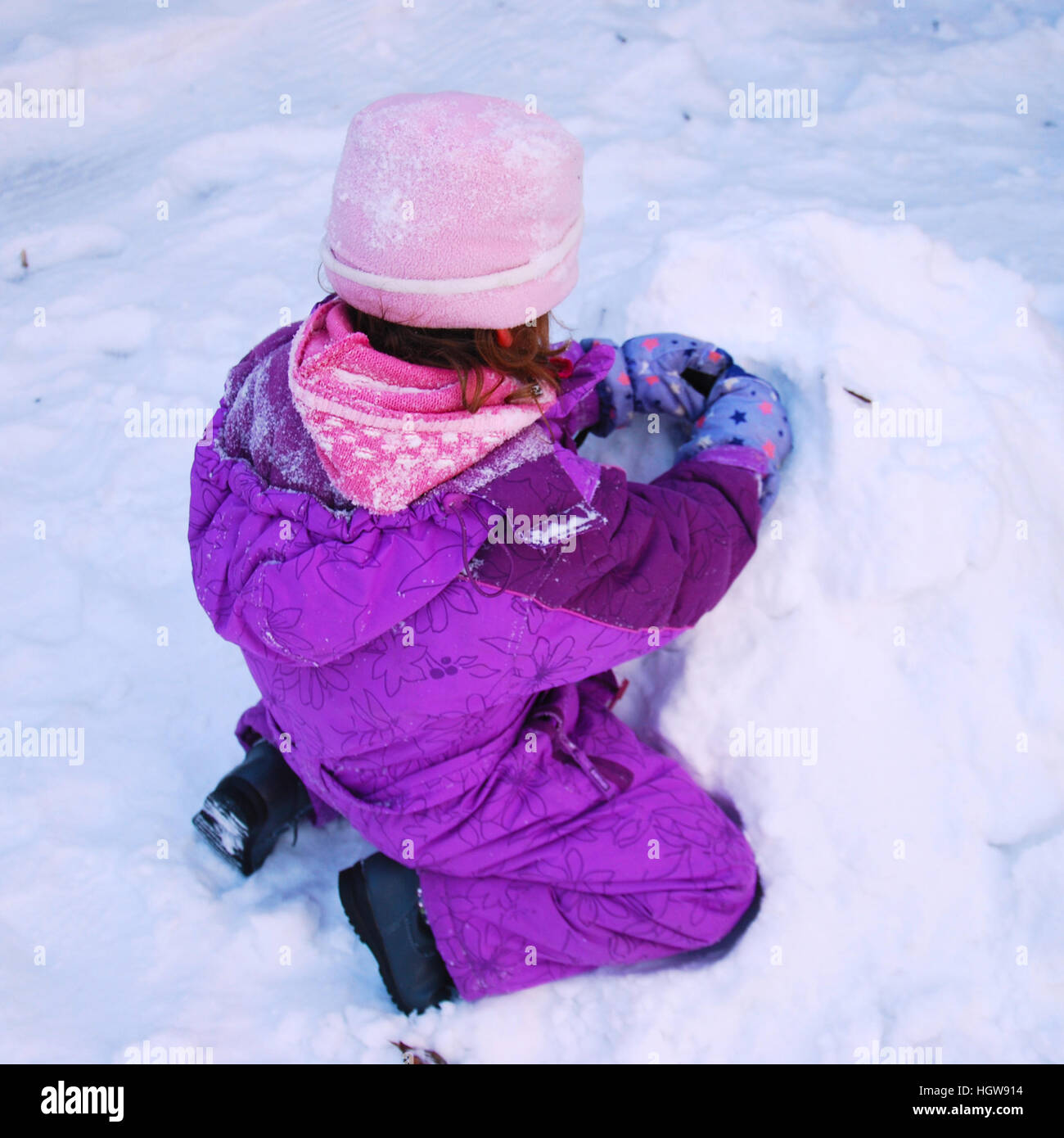 Niña Caucásica En Ropa De Invierno Que Juega En La Nieve Fotos, retratos,  imágenes y fotografía de archivo libres de derecho. Image 50949266