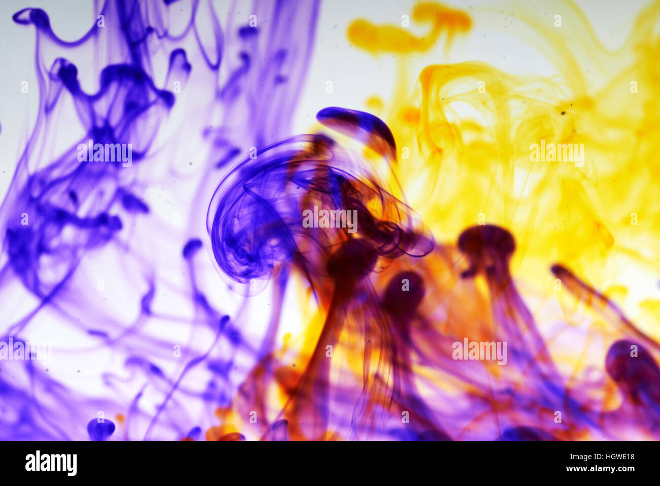 Tinte de color remolino en el agua Foto de stock