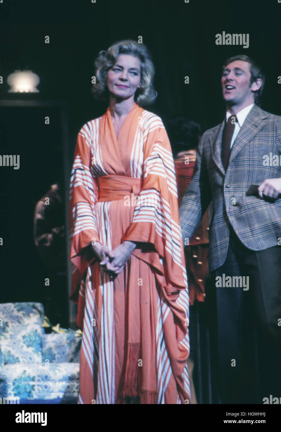 Len Cariou y Lauren Bacall, en el escenario en el musical de Broadway de 1970 aplausos. Foto de stock