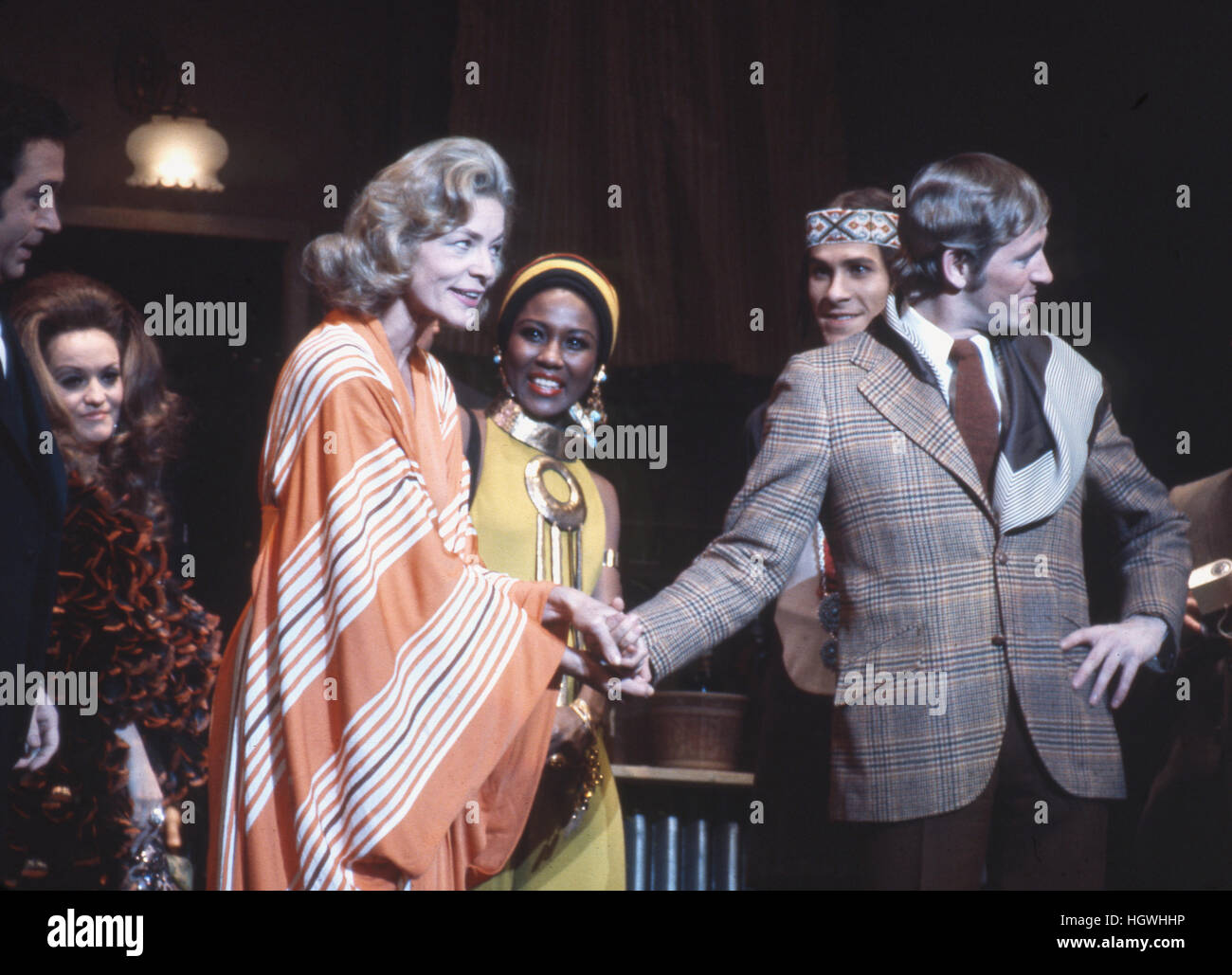 Len Cariou (lado derecho, vistiendo chaqueta) y Lauren Bacall, en el escenario en el musical de Broadway de 1970 aplausos. Foto de stock
