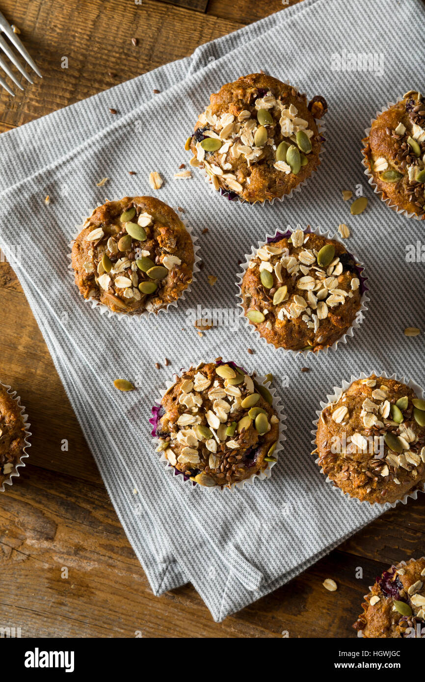 Las semillas ecológicas sanas y Blueberry Muffins con plátano y granos Fotografía de stock Alamy
