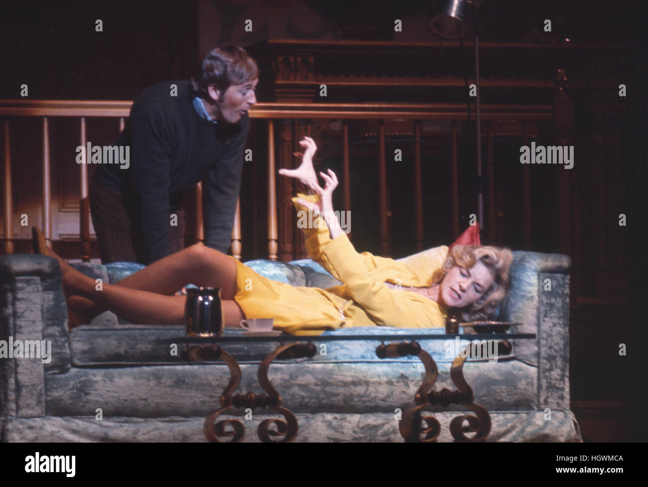Len Cariou y Lauren Bacall, en el escenario en el musical de Broadway de 1970 aplausos. Foto de stock