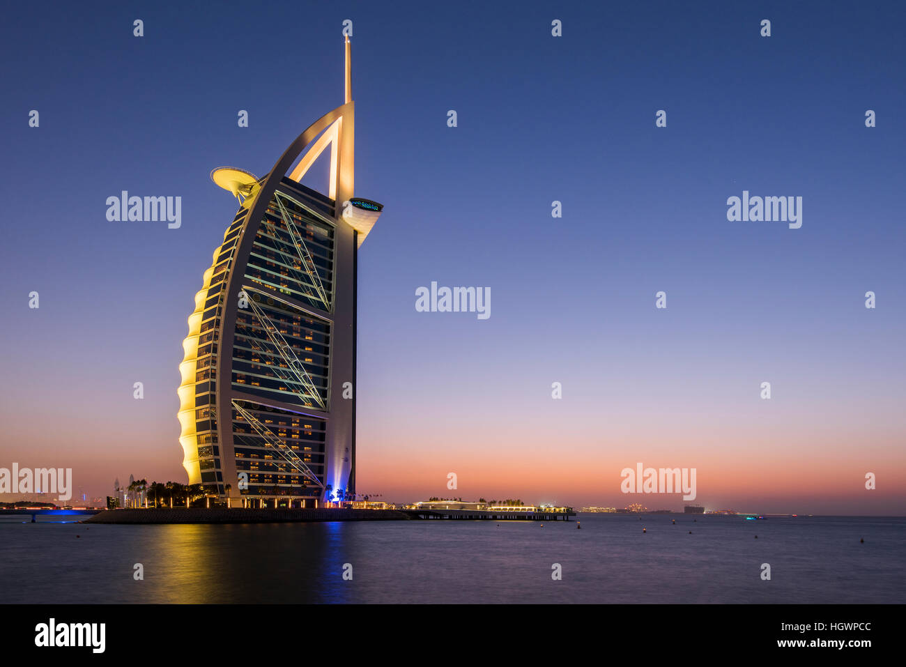 El Burj Al Arab, hotel de lujo en penumbra, Dubai, Emiratos Árabes Unidos. Foto de stock
