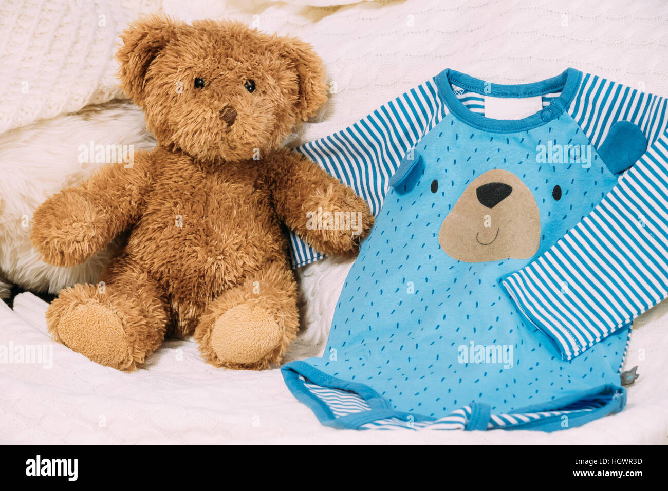 Osito de peluche con ropa fotografías e imágenes alta resolución - Alamy