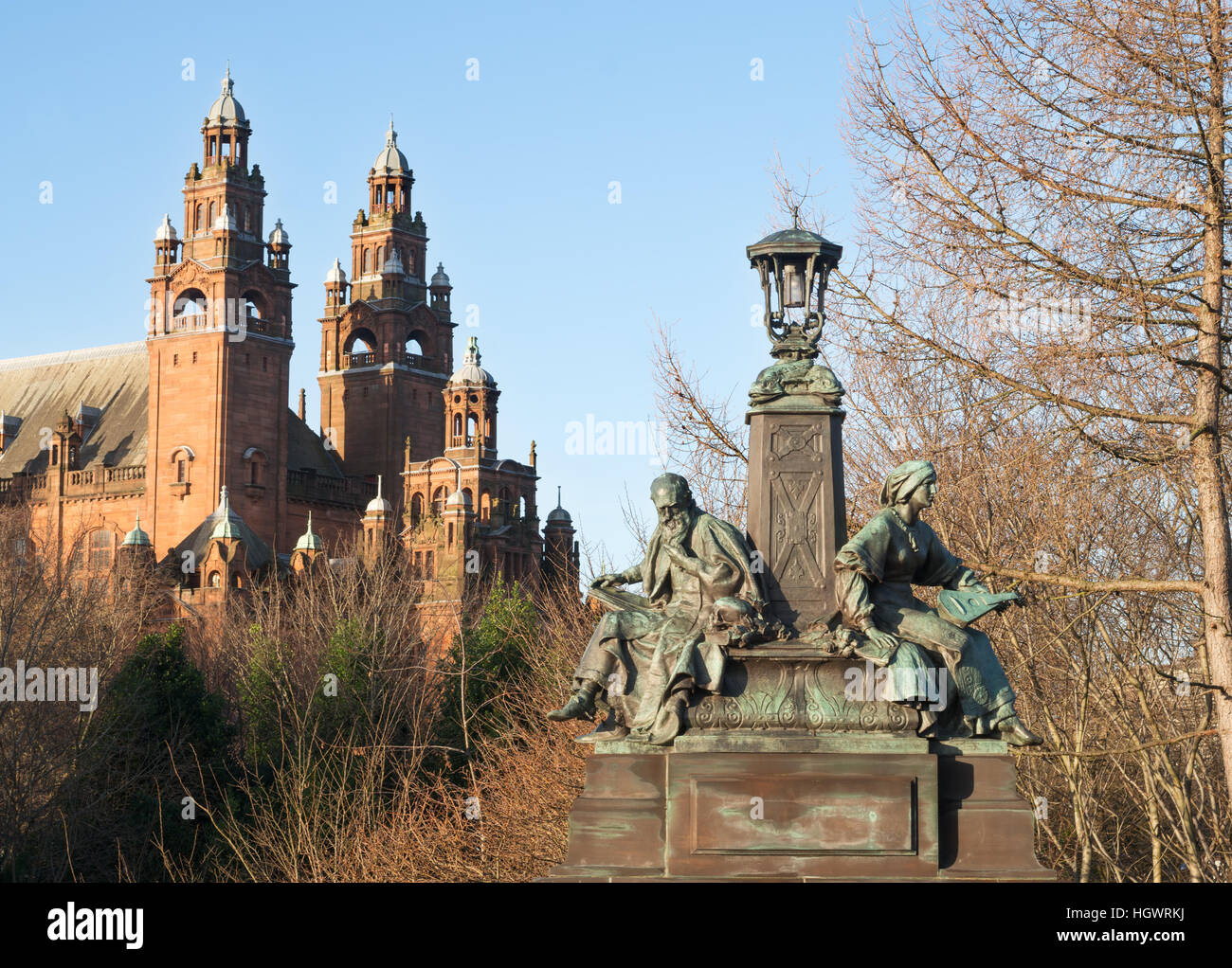 Escultura en bronce "Filosofía e inspiración", por Paul Raphael Montford, en modo puente Kelvin, Glasgow, Escocia, Reino Unido Foto de stock