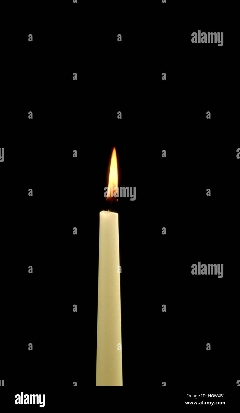 Mejor encender una vela que maldecir la oscuridad Fotografía de stock -  Alamy