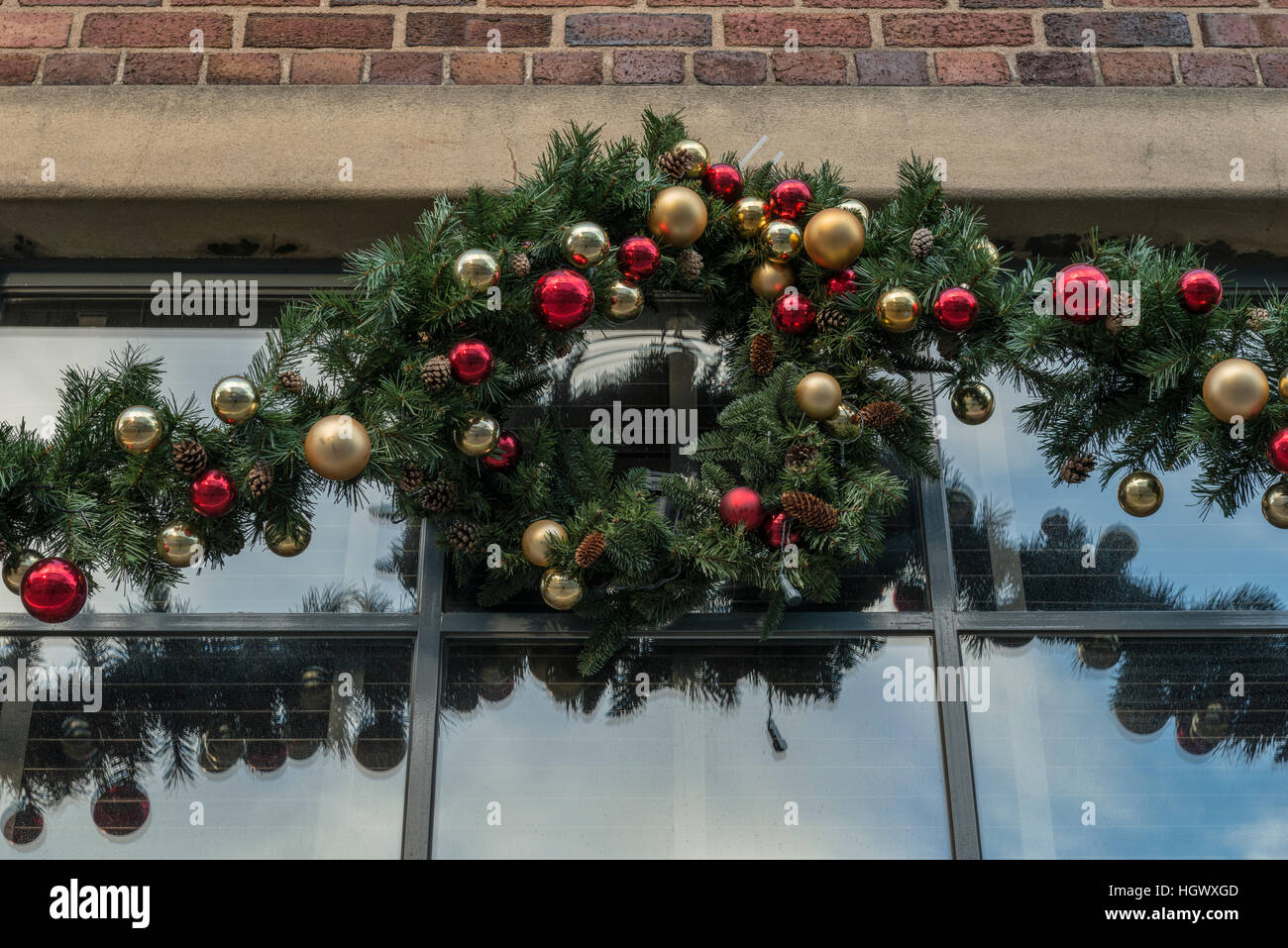 Decoración de Navidad en el edificio de la ventana exterior, en Perth, Escocia, Reino Unido, Foto de stock