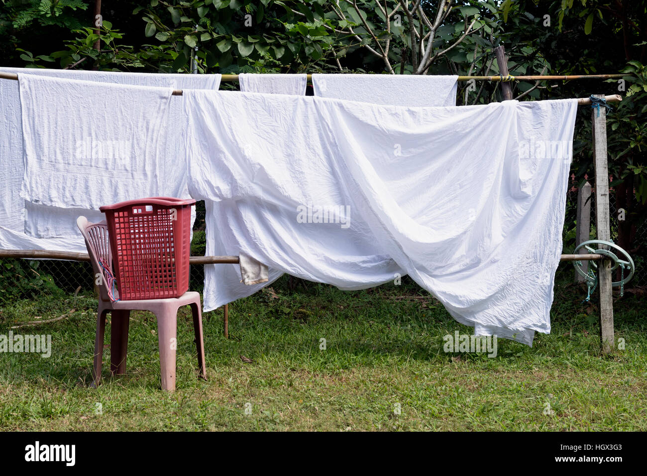 sábanas colgadas en tendedero al aire libre Fotografía de stock - Alamy