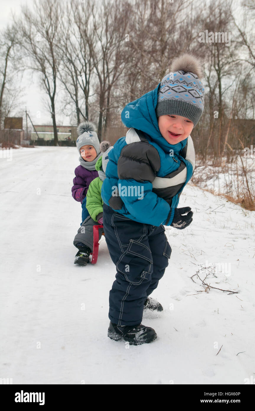 Diversión Del Trineo Y De La Nieve Para Los Niños Bebé Sledding En Parque  Del Invierno Imagen de archivo - Imagen de paseo, familia: 102628085