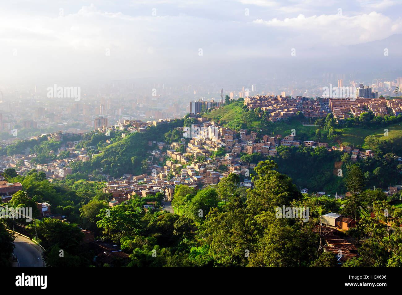 Puesta de sol sobre la ciudad de Medellín en Colombia Foto de stock