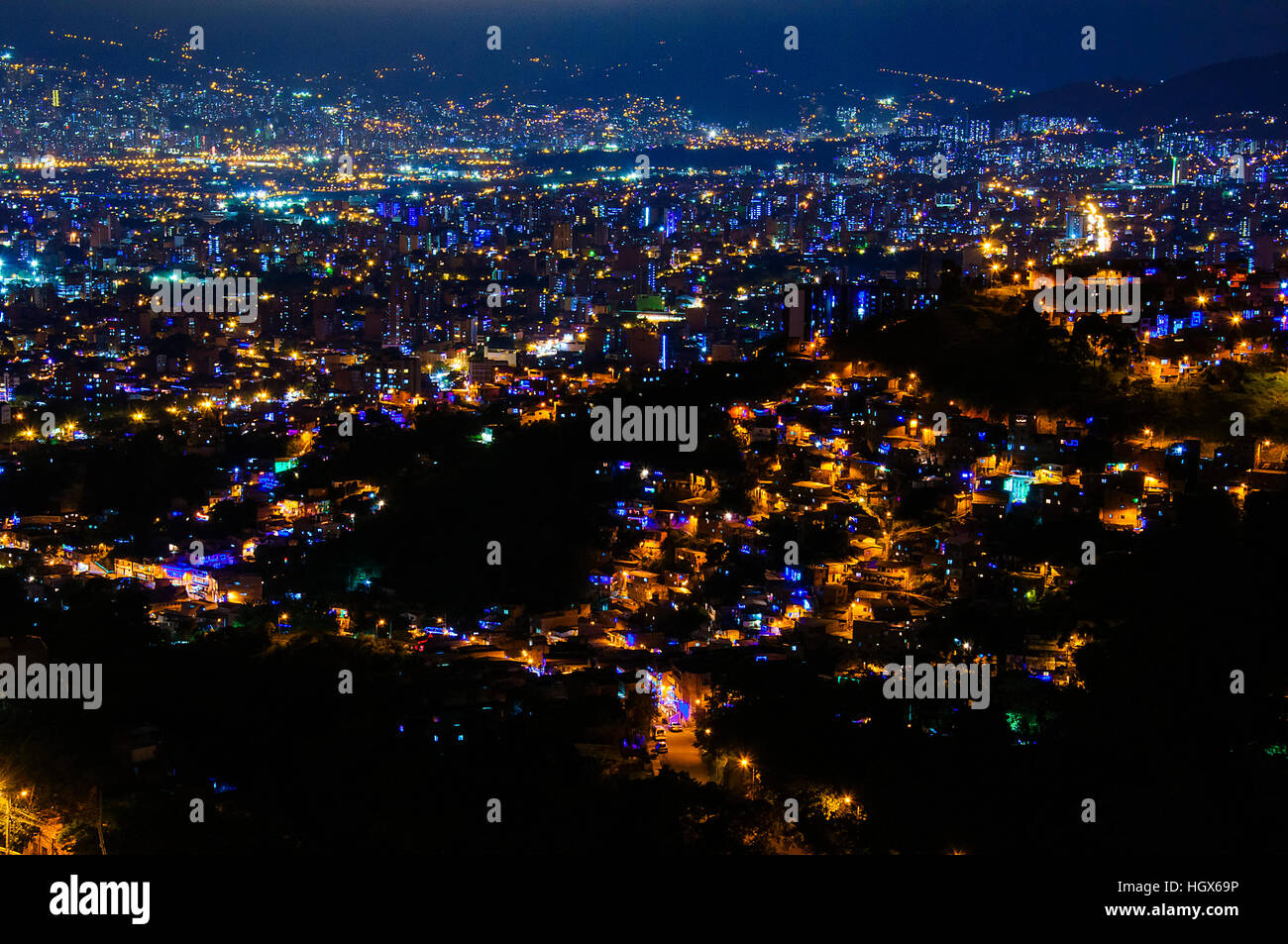 Vista aérea de Medellín durante la noche en Colombia Foto de stock