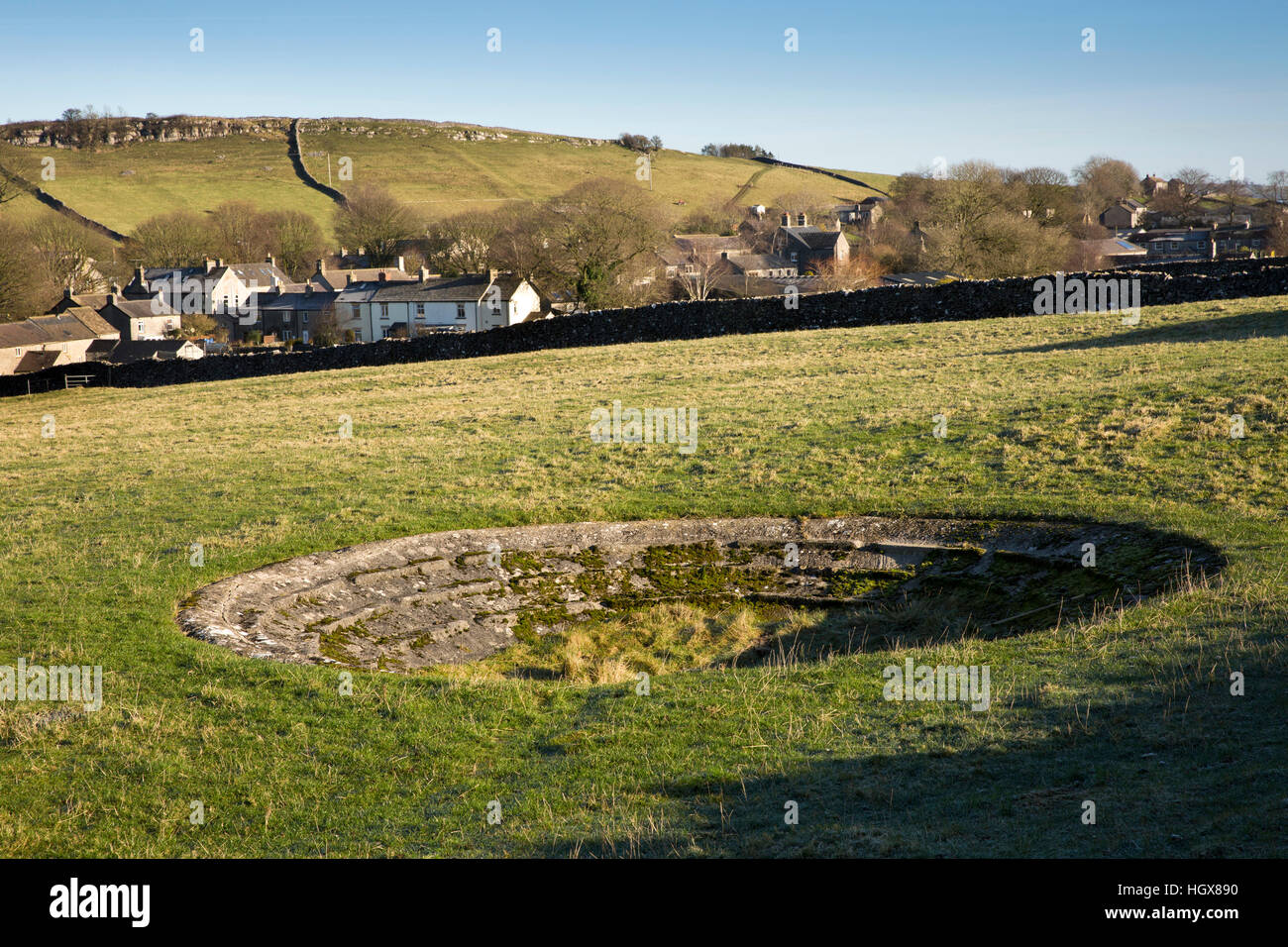 Reino Unido, Inglaterra, Derbyshire, Litton, hormigón estanque de rocío en el campo en las afueras de la aldea Foto de stock