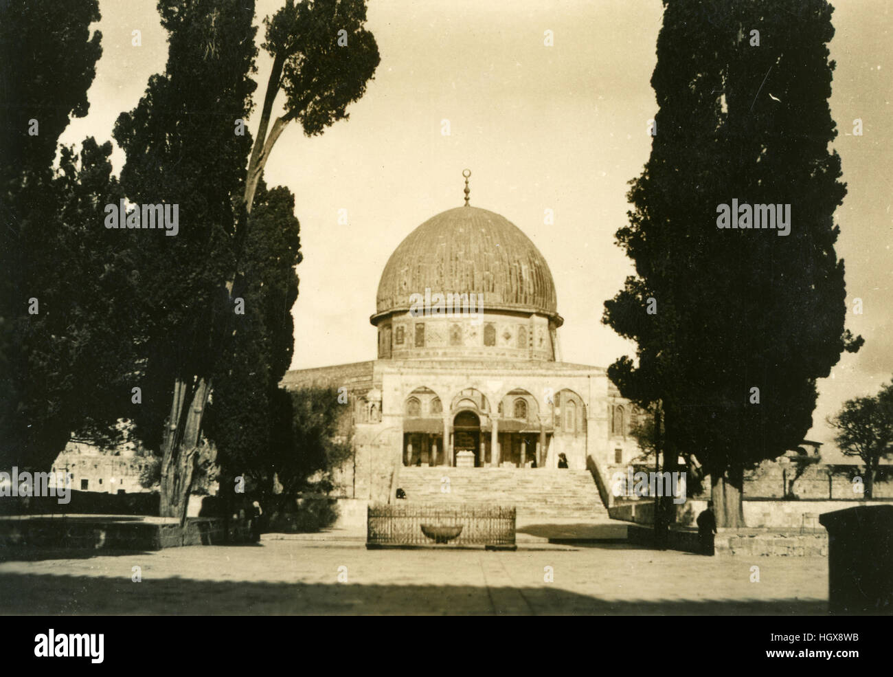 La cúpula de la roca mirando a través de los árboles de Jerusalén, Palestina, Israel, 1946, en la Ribera Occidental, imágenes históricas, en Blanco y Negro, gran imagen, Foto de stock