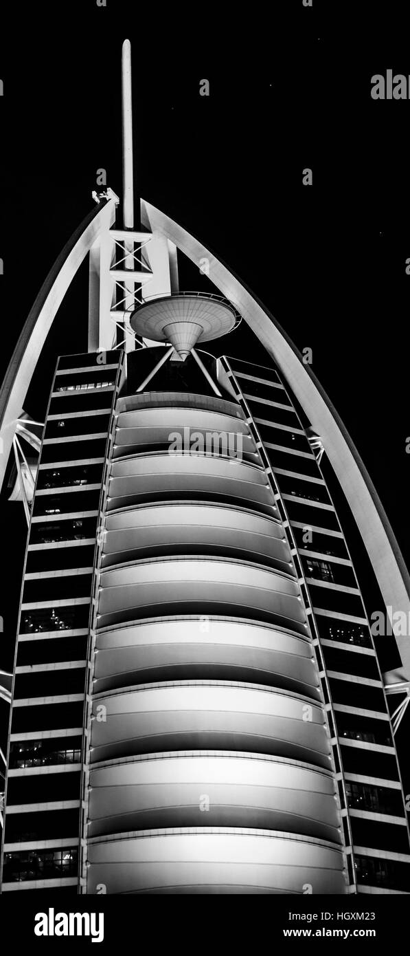 Vista en blanco y negro de Burj Al Arab, el super lujoso hotel de Dubai, Emiratos Árabes Unidos. Foto de stock