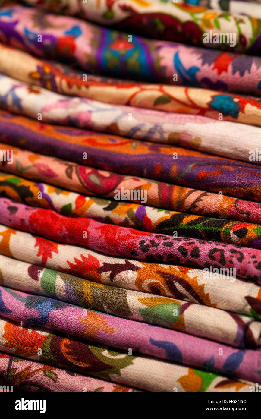 Imagen de lana y seda, bufandas en un mercado asiático Foto de stock